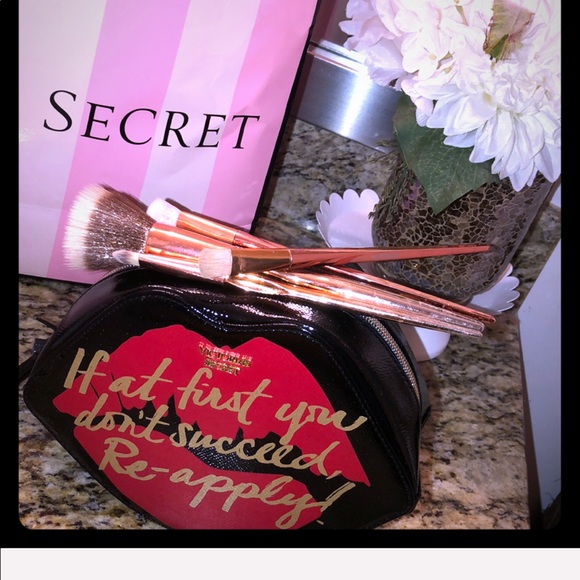 NWT Victoria’s Secret Makeup Bag toiletry girly travel bag red black - Picture 2 of 7